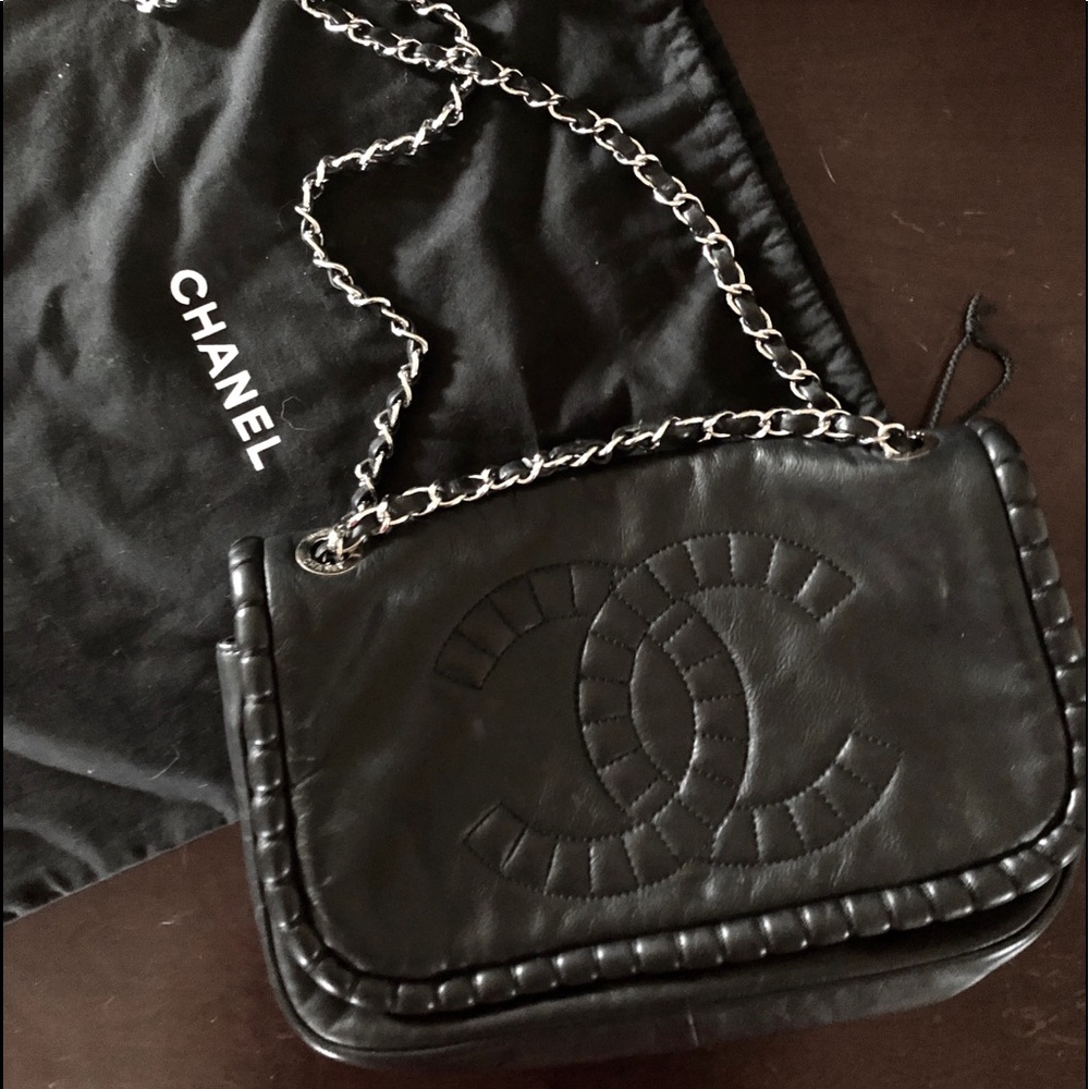 Chanel lambskin leather clutch w/signature strap❤️